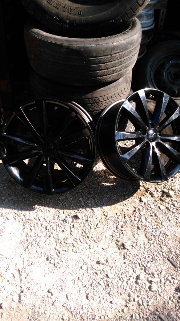 Tengo 4 rines en venta 5 + 4.5 Rin 18 son para O tú o para cualquier otra clase de carro que sea la misma medidas 5 + 4.5 si