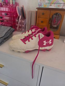 Girls softball cleats 3y