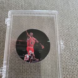 Unique 1995 Upper Deck #44 Michael Jordan  MINT HOF Bulls this is a circular card.