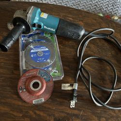 MAKITA GRINDER WITH BRAND NEW BLADES