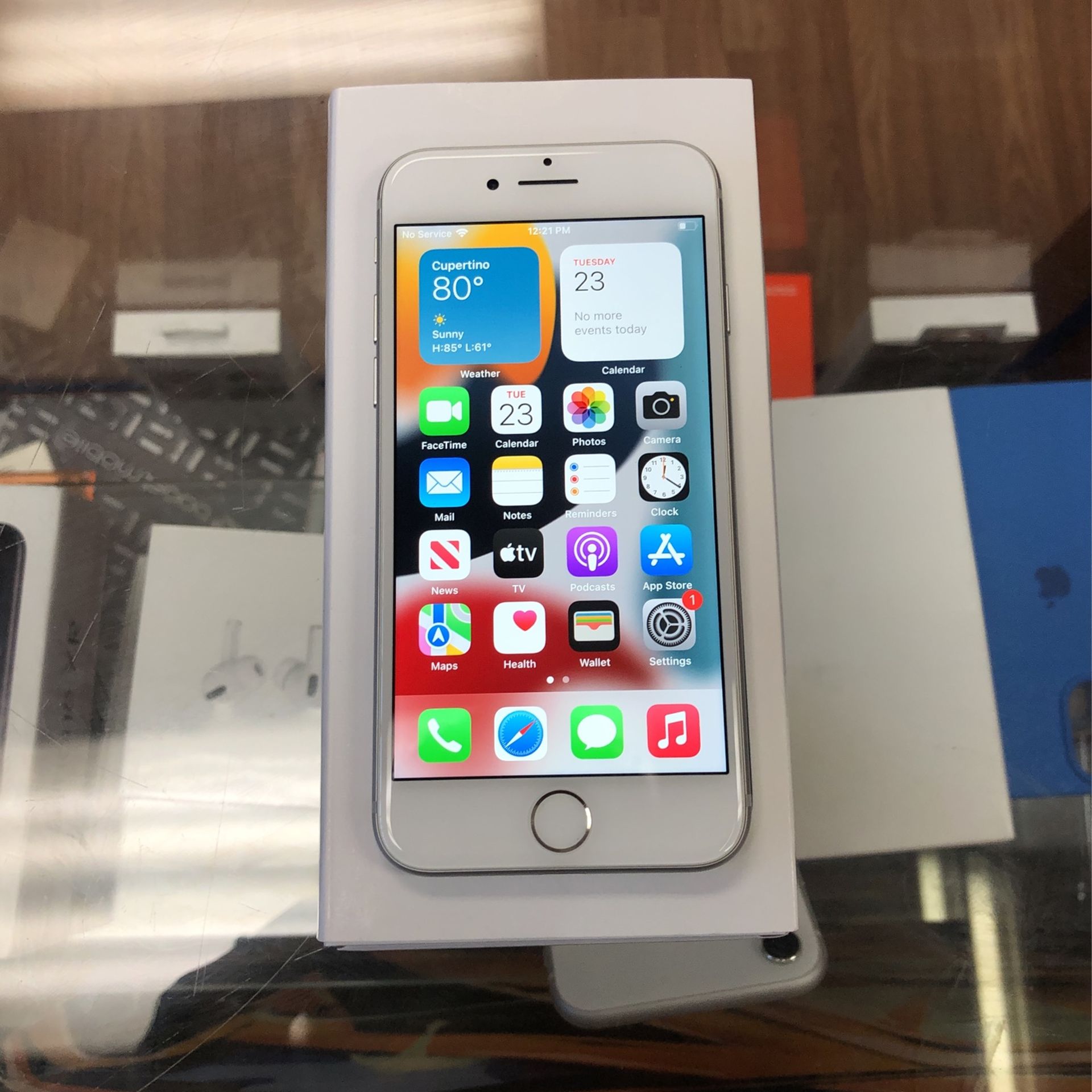 iPhone 8 Silver Factory Unlocked ! 60 Days Manufacture Warranty !