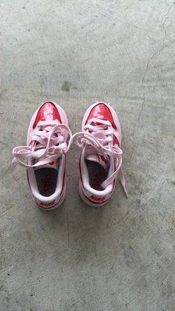 Tennis shoes