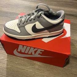 NIKE DUNK LOW RETRO SE WHITE/LIGHT CARBON