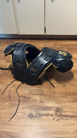 Football shoulder pads Medium