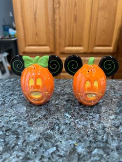 Disney Mickey and Minnie pumpkin pair of salt and pepper shakers.  Size approximately 3 inches tall.  Brand new never used no box.  Perfect condition 