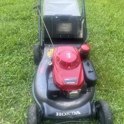 Honda self propelled commercial Lawnmower 