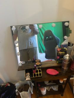 MAKE UP MIRROR (CHANGES LIGHT COLORS)