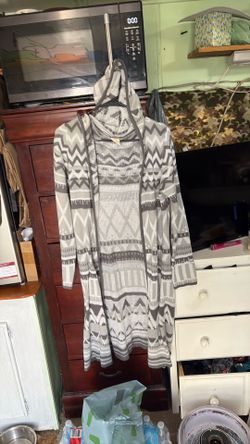 LOWERED AGAIN.      Woman’s size large long sleeve hooded long sweater