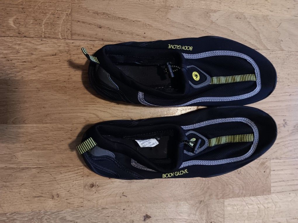 Water Shoes Size 10 Men.s And Size 9