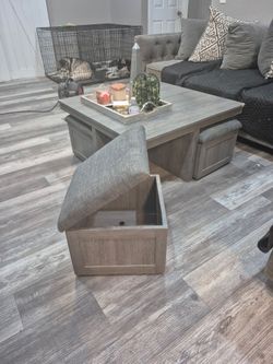 Grey Square Coffee Table with 4 Nesting Stools
Mesa de centro de la sala