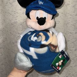 Dodgers Mickey Mouse Plush & Blanket