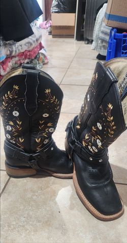Girl cowboy boots size 6