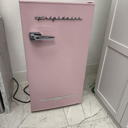Mini fridge retro pink