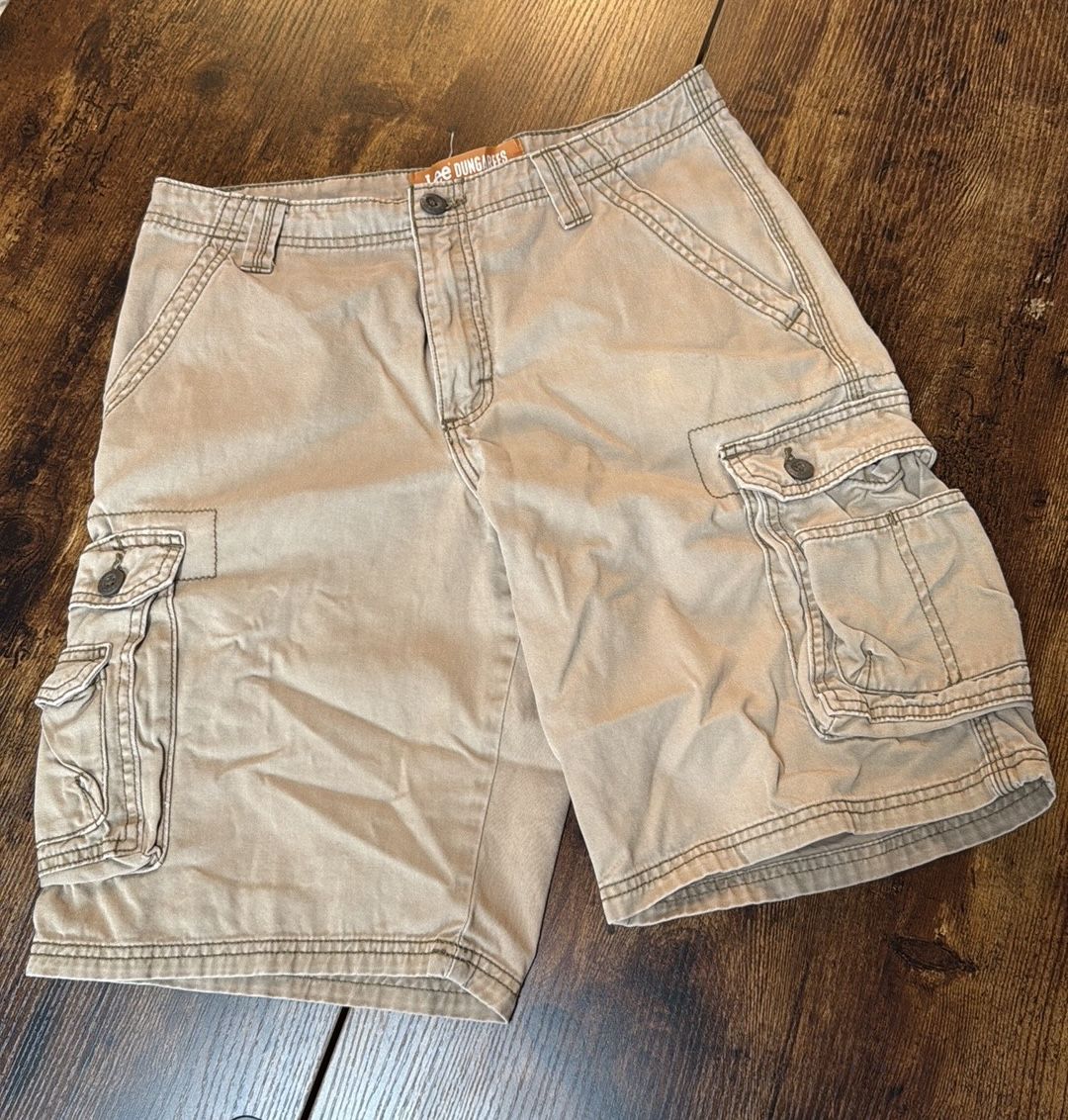 Men’s LEE Dungarees Khaki Cargo Shorts “M”