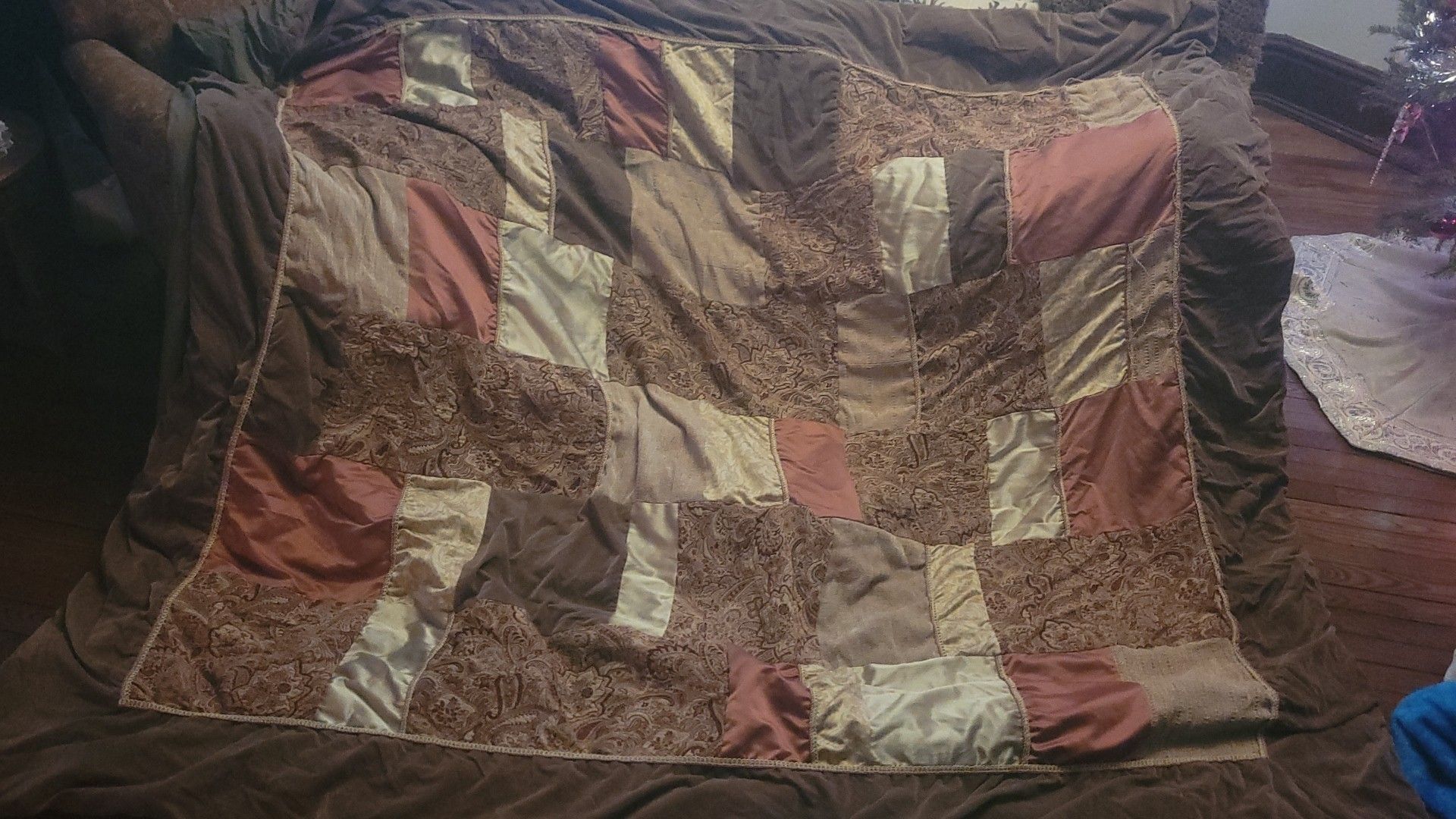 Lovely rich colors for California king comforter