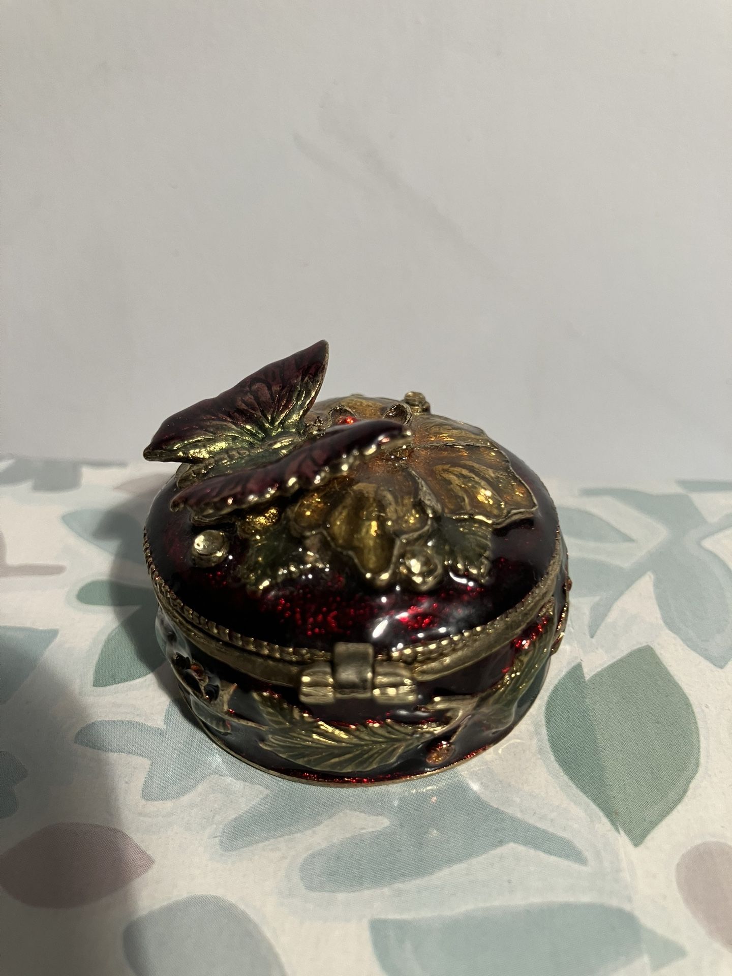 DELICATE ORNATE PILL BOX