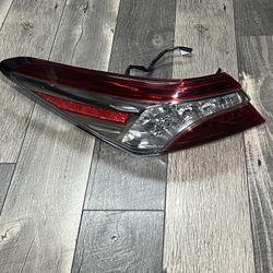 2020-2024 TOYOTA CAMRY XSE LEFT SIDE TAIL LIGHT OEM