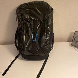 🎒 Patagonia Black Hole Backpack – Weatherproof & Durable