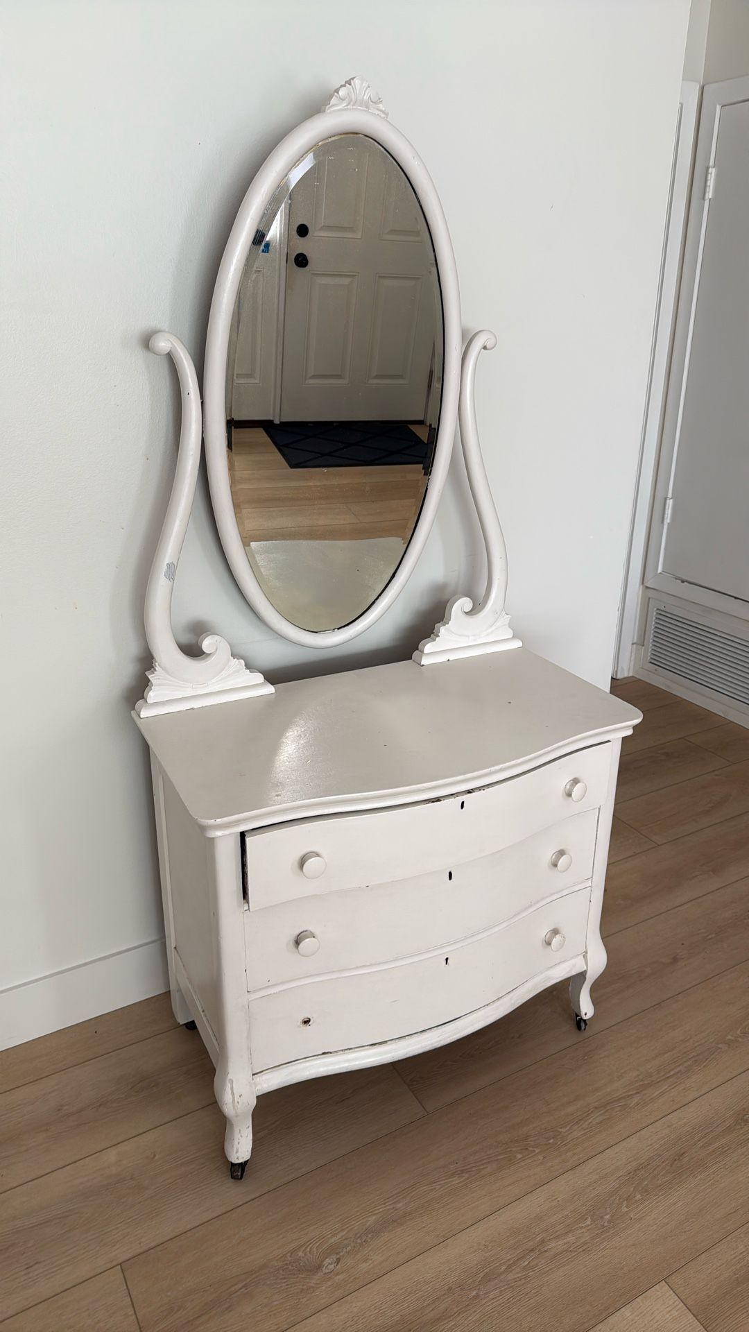 Dresser With Mirror 