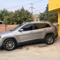 I'm selling a nice 2019 Jeep Cherokee for someone who wants to fix it. The steering column is damaged. It has a clean title, which I have in hand. Let