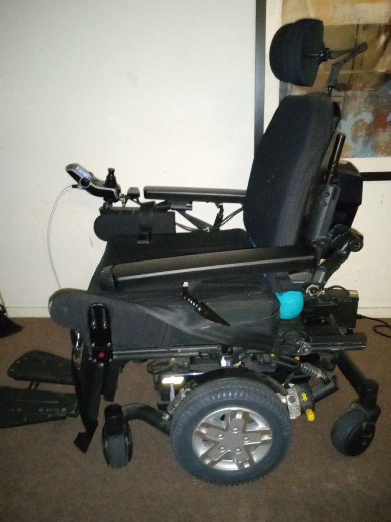 Quantum 6 EdgeHD Power Wheelchair