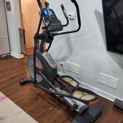 NORDICTRACK E 9.5 ELLIPTICAL MACHINE ( LIKE NEW & DELIVERY AVAILABLE TODAY