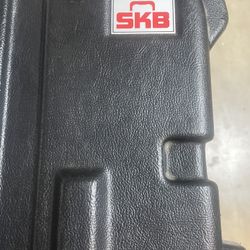 SKB waterproof hard case for sound system or DJ controller. Has a small broken piece as shown in the photo, other than that it’s in good condition.