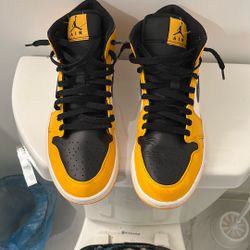 Jordan 1 Mid Reverse Yellow toe (size) 10