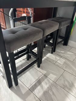 Bar stools     read ⬇️