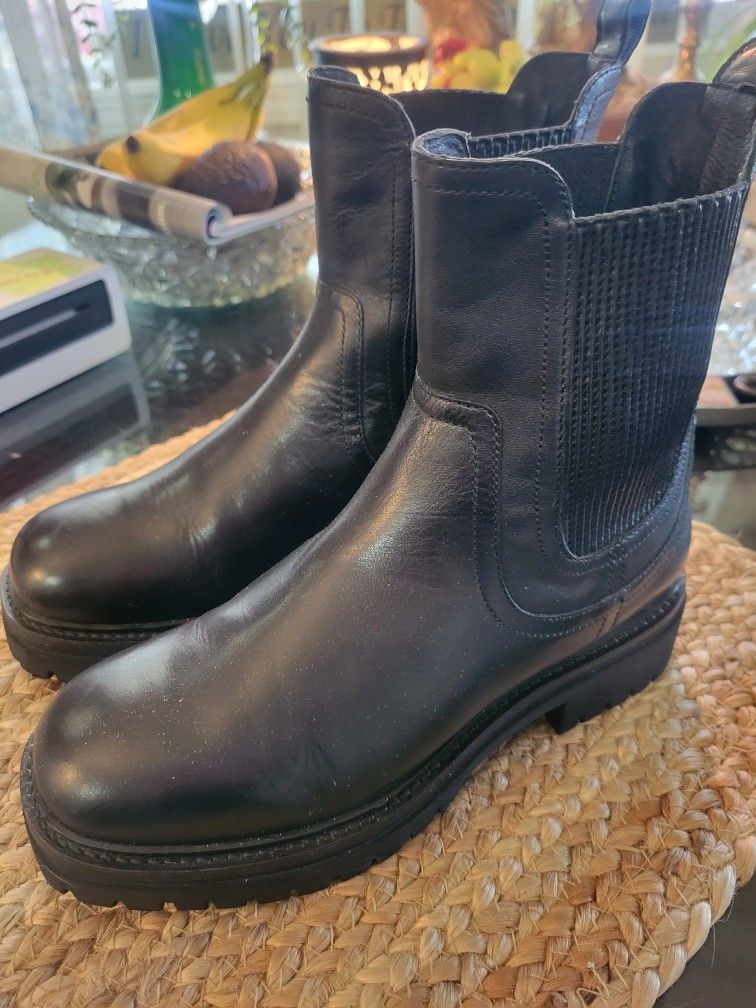 BODEN WOMAN'S BOOTS- NEW