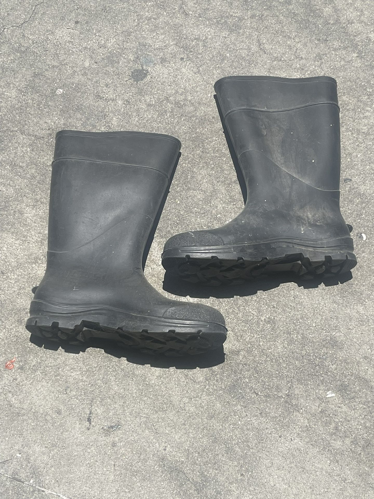 Serves Black Rubber Booths 13