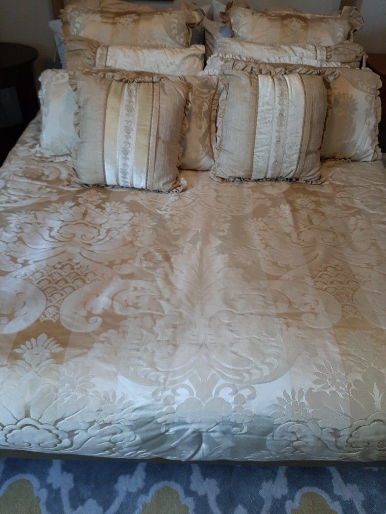 Beautiful And Sofisticated Queen Size Bedspread