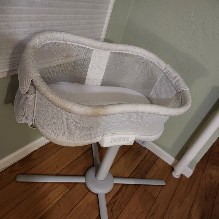 Halo Bassinest Swivel Sleeper Bedside Bassinet Removable Bed