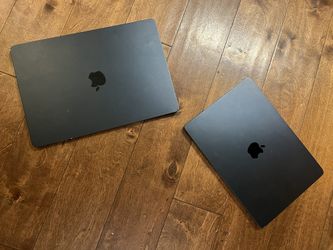 REFURBISHED Apple M2 slightly used notebook (OBO)2 different books to choose from