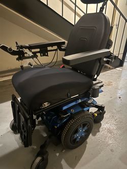 Quantum I3 wheelchair with ilevel, tilt and recline