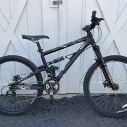 Giant Pistol 2 Aluminum full suspension mountain bike 16” frm 26” disk brake wheels