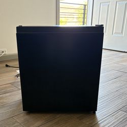 Hisense 1.6-cu ft Mini Fridge ( Black ) ENERGY STAR