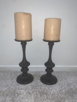 Bronze candle holder with thick beige candles