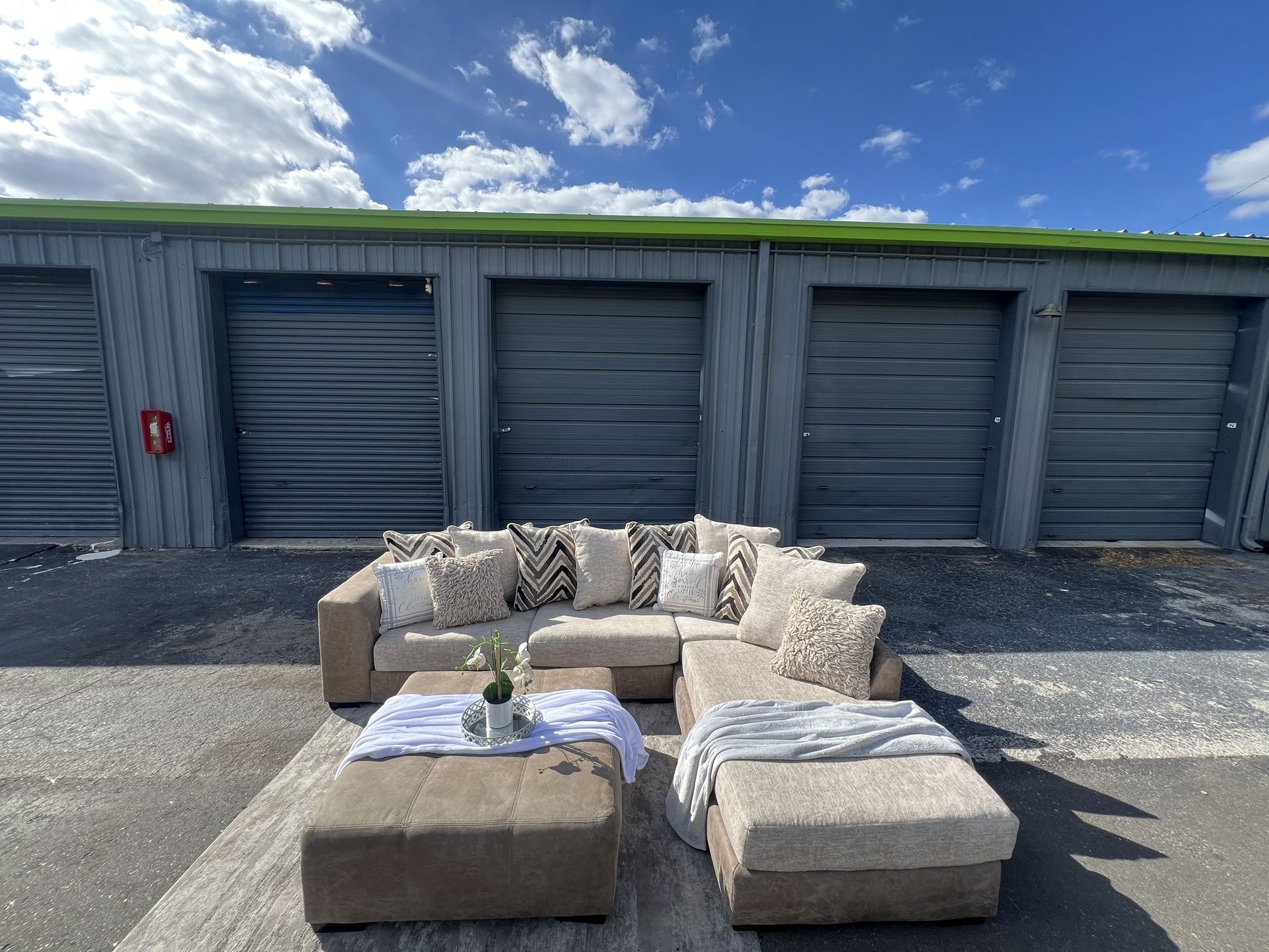 Sectional/couch/sofa, Beige/grey,117x90, pickup Tampa, delivery available