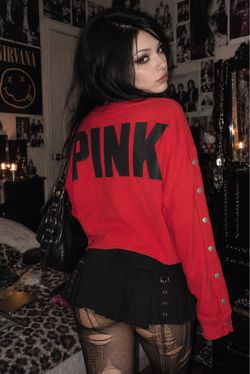 Victoria’s Secret PINK Red Cropped Sweatshirt Snap Sleeve Y2K Emo Grunge Size Large 🖤❤️