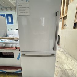 🔥New🔥 Hisense 17.2-cu ft Counter-depth Bottom-Freezer Refrigerator