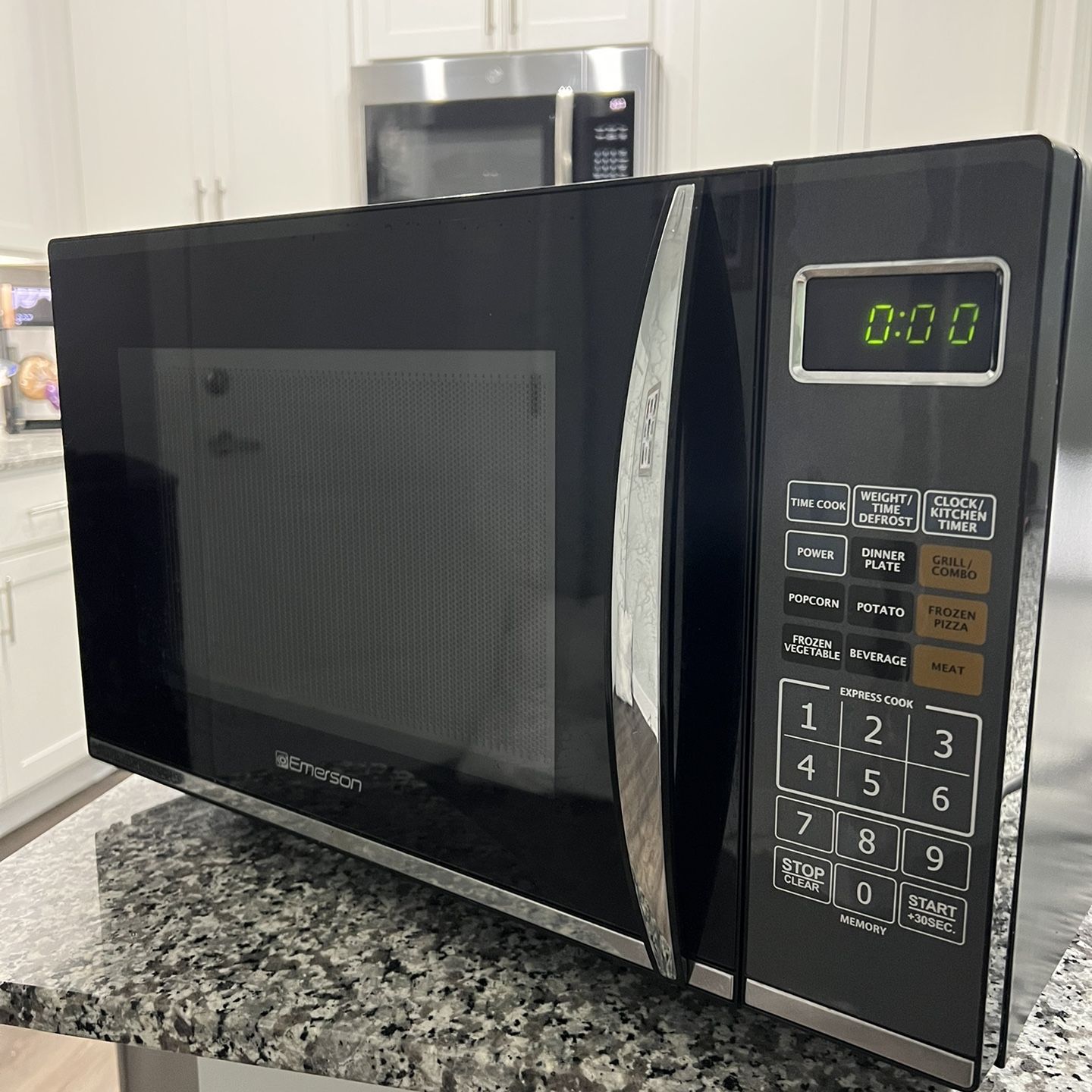 emerson 1.2 cu ft 1100w griller microwave oven