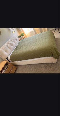Queen Size-Cream Bouclé Upholstered Bed Frame & Headboard