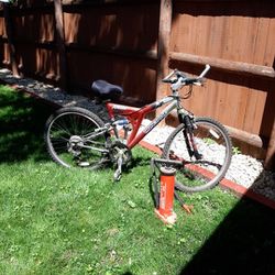 Mongoose Mountain Bike And Air Pump 
