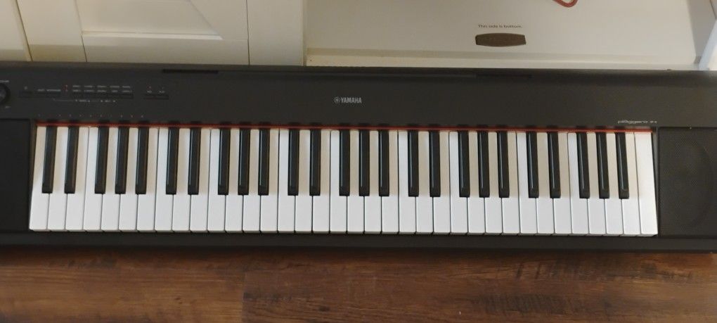 YAMAHA Electronic Keyboard Piaggero Black NP-12B Works Plays Pedal