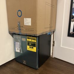 Mini upright freezer