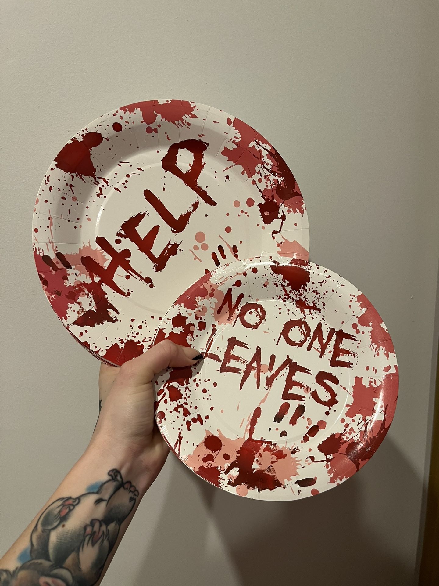 Halloween / Horror Paper Party Plates Set