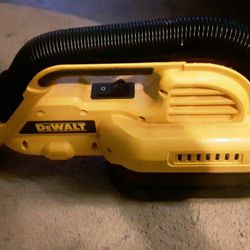 Dewalt 18v wet/dry vacuum with battery and charger  perfect  works solid.