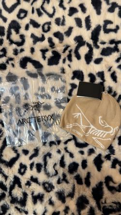 Arc'teryx beige Knit Beanie with Tags