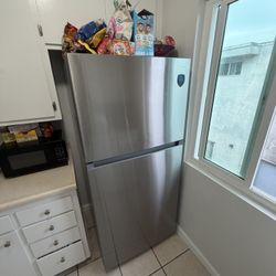 Midea Fingerprint Resistant 18.1-cu ft Standard-Depth 30-in Wide Top-Freezer Refrigerator